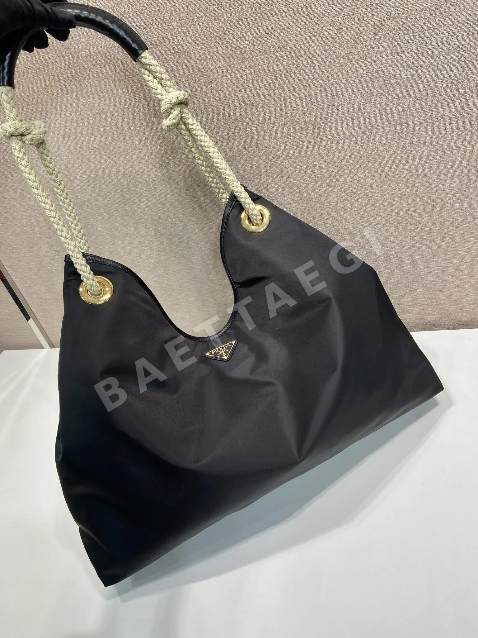 프라다 리사이클 나일론 대형 토트백 1BC244 상세 이미지 2
