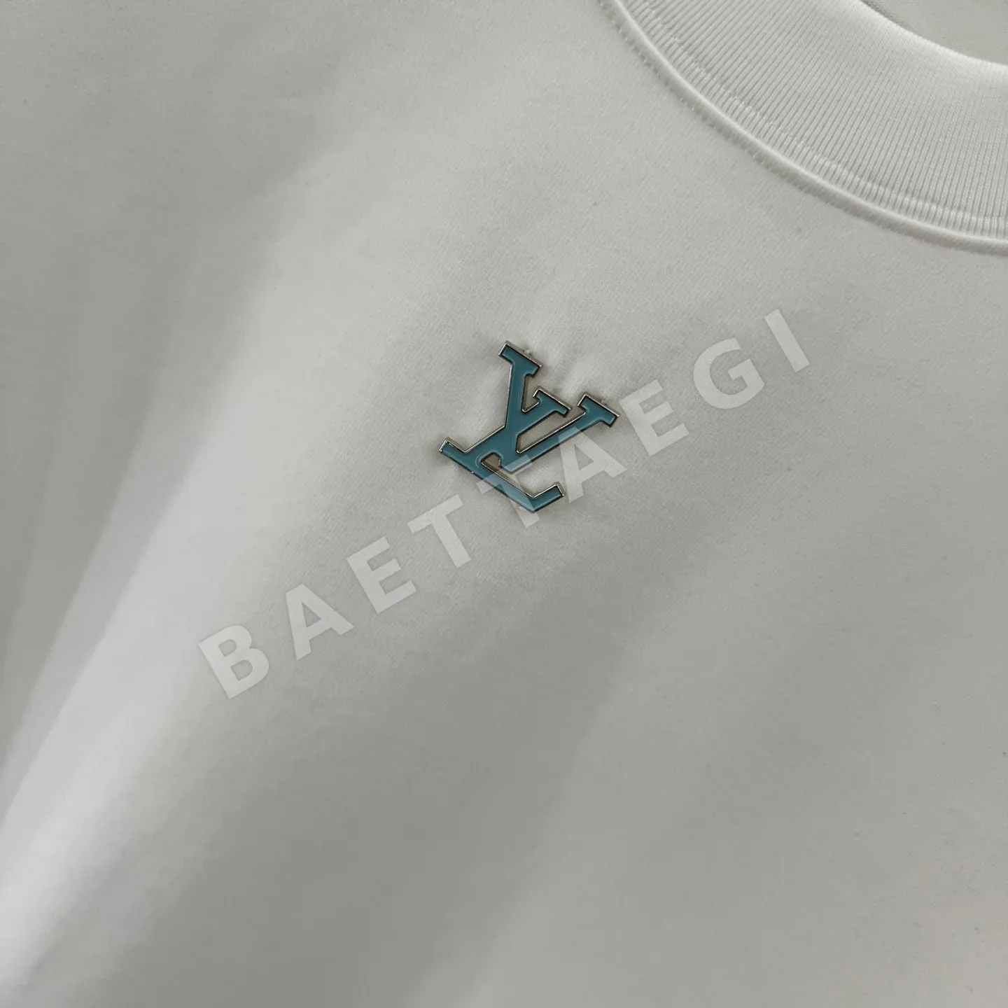 루이비통 커스텀 하드웨어 로고 라운드넥 오버핏 긴팔 티셔츠 상세 이미지 6