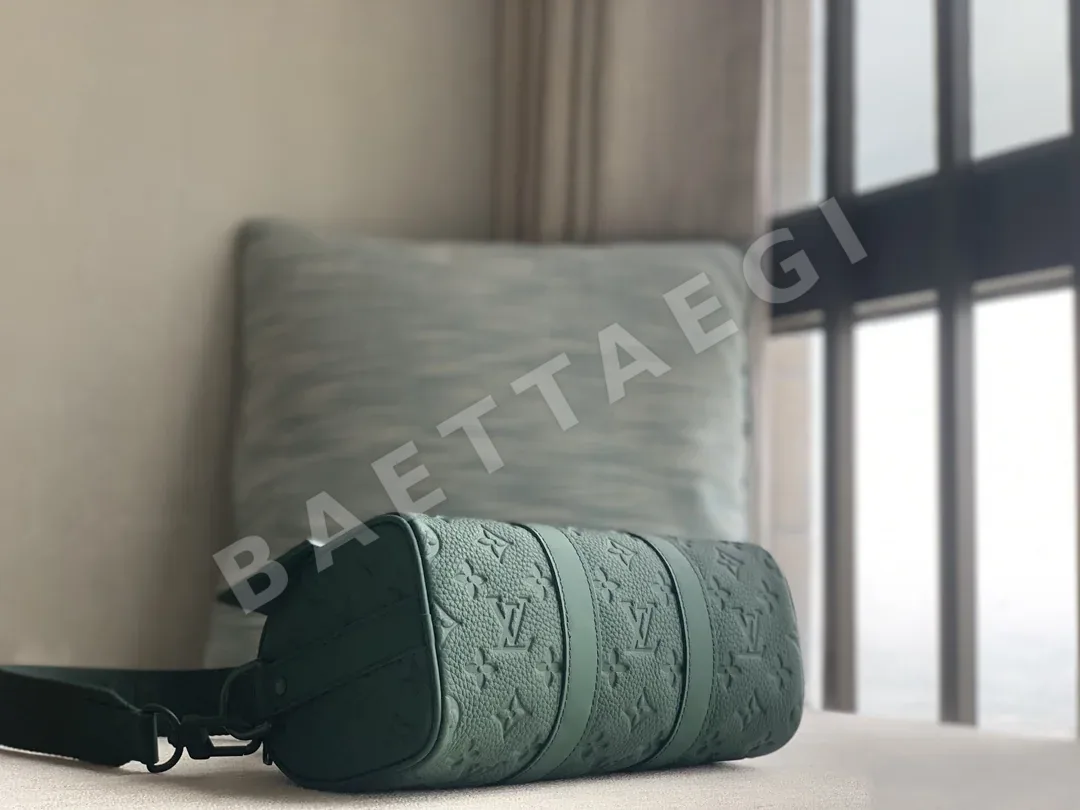 루이비통 모노그램 엠보스드 트리옹 가죽 키폴 가방 M24432 상세 이미지 4