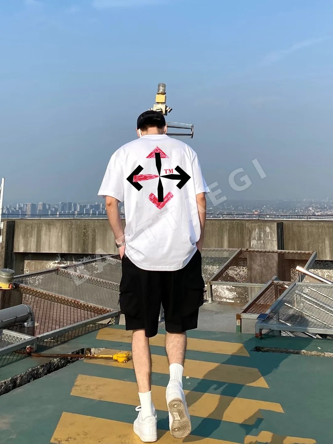 오프화이트 남성 크루넥 반팔 티셔츠 상세 이미지 8