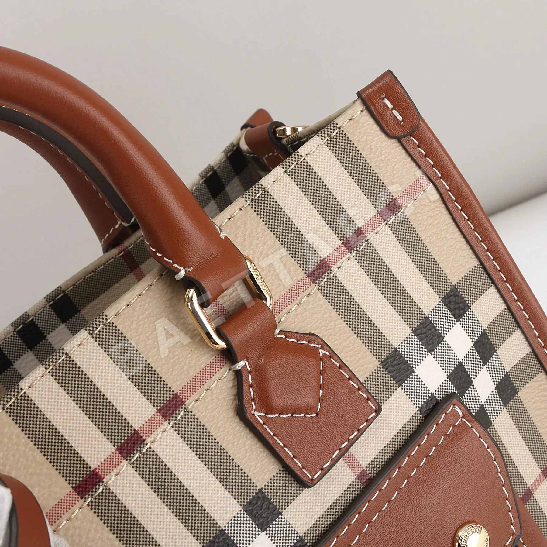 버버리 브라운 체크 미니 토트백 상세 이미지 6