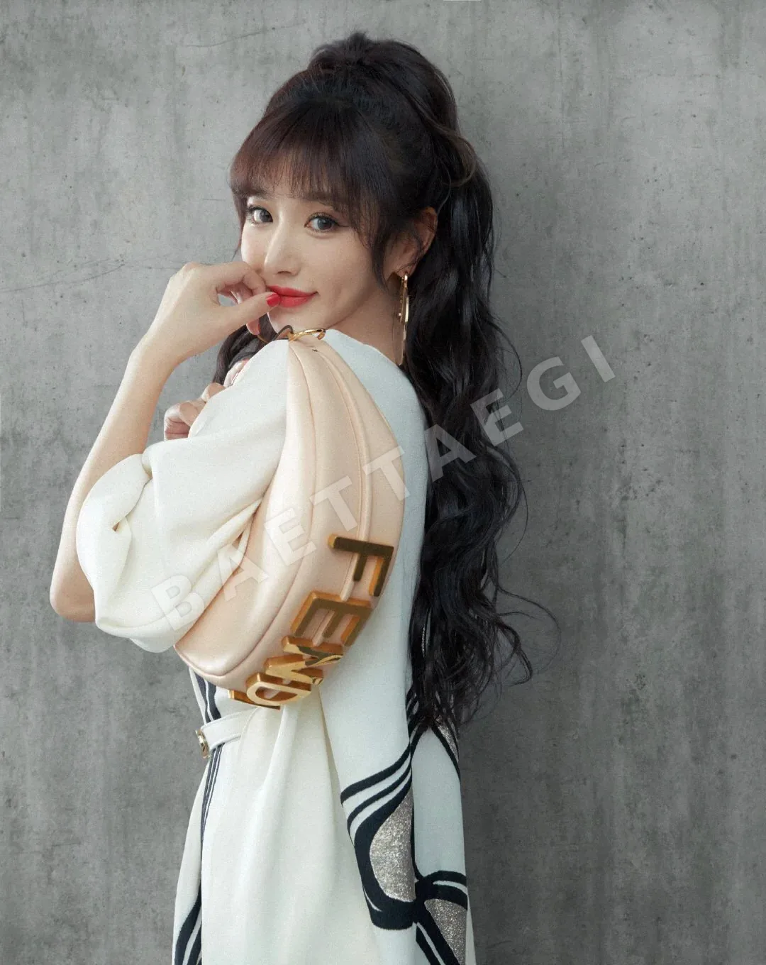 펜디 FD 라지 메탈 귀걸이 상세 이미지 2