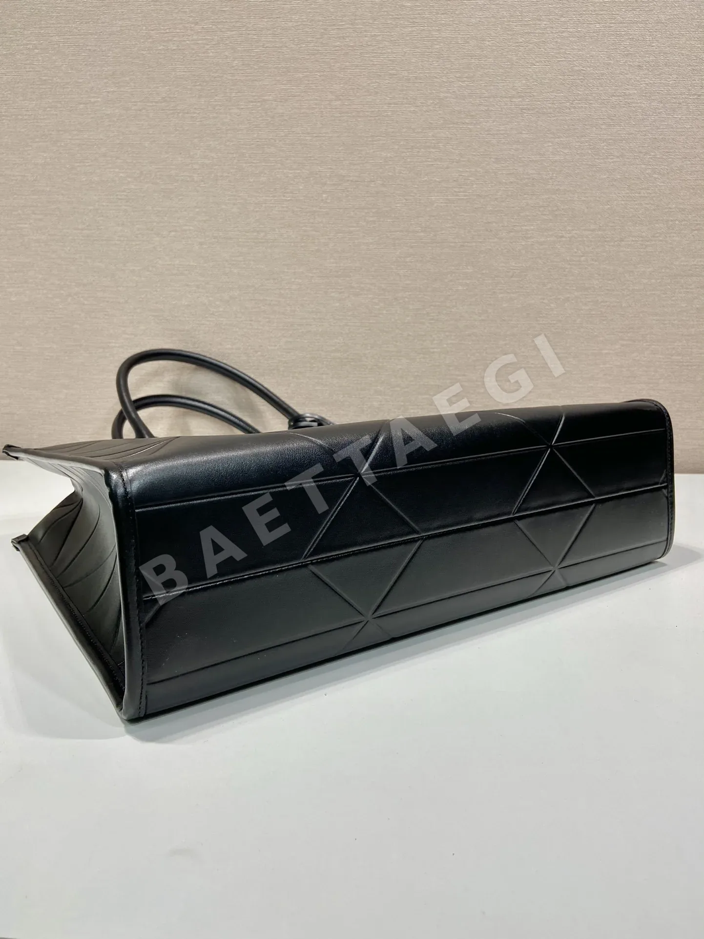 프라다 삼각형 퀼팅 카프스킨 토트백 라지 1BA377 상세 이미지 7