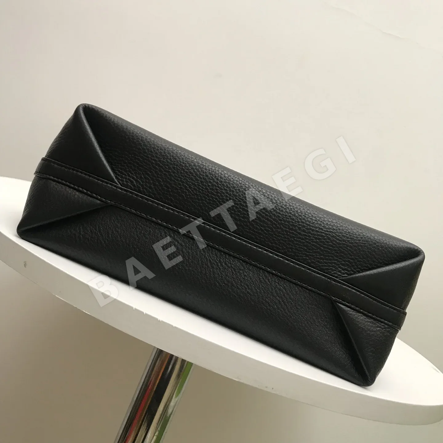 버버리 하이랜드 가죽 숄더백 상세 이미지 6