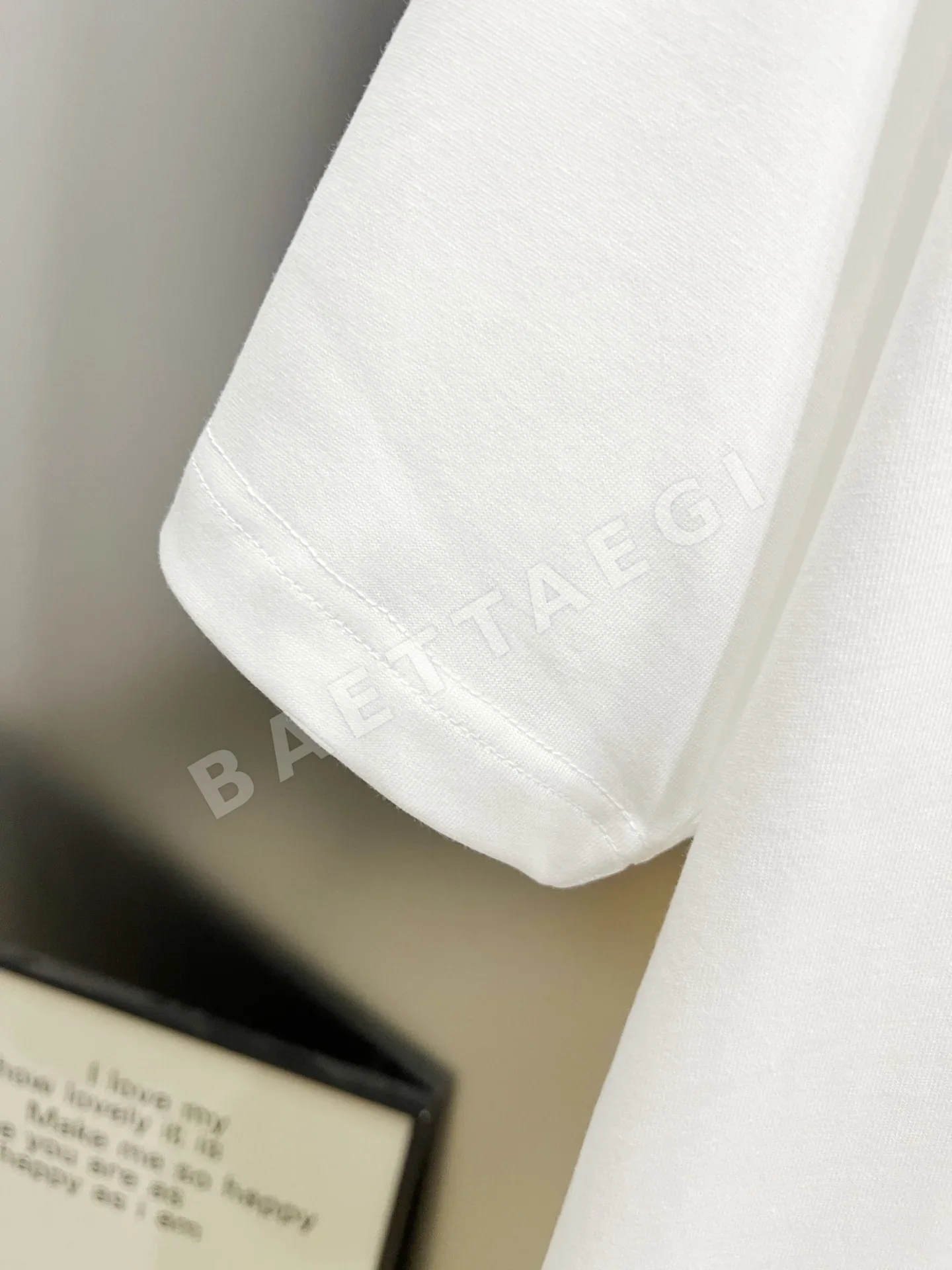 발렌티노 3D 플로키 로고 반팔 티셔츠 상세 이미지 6