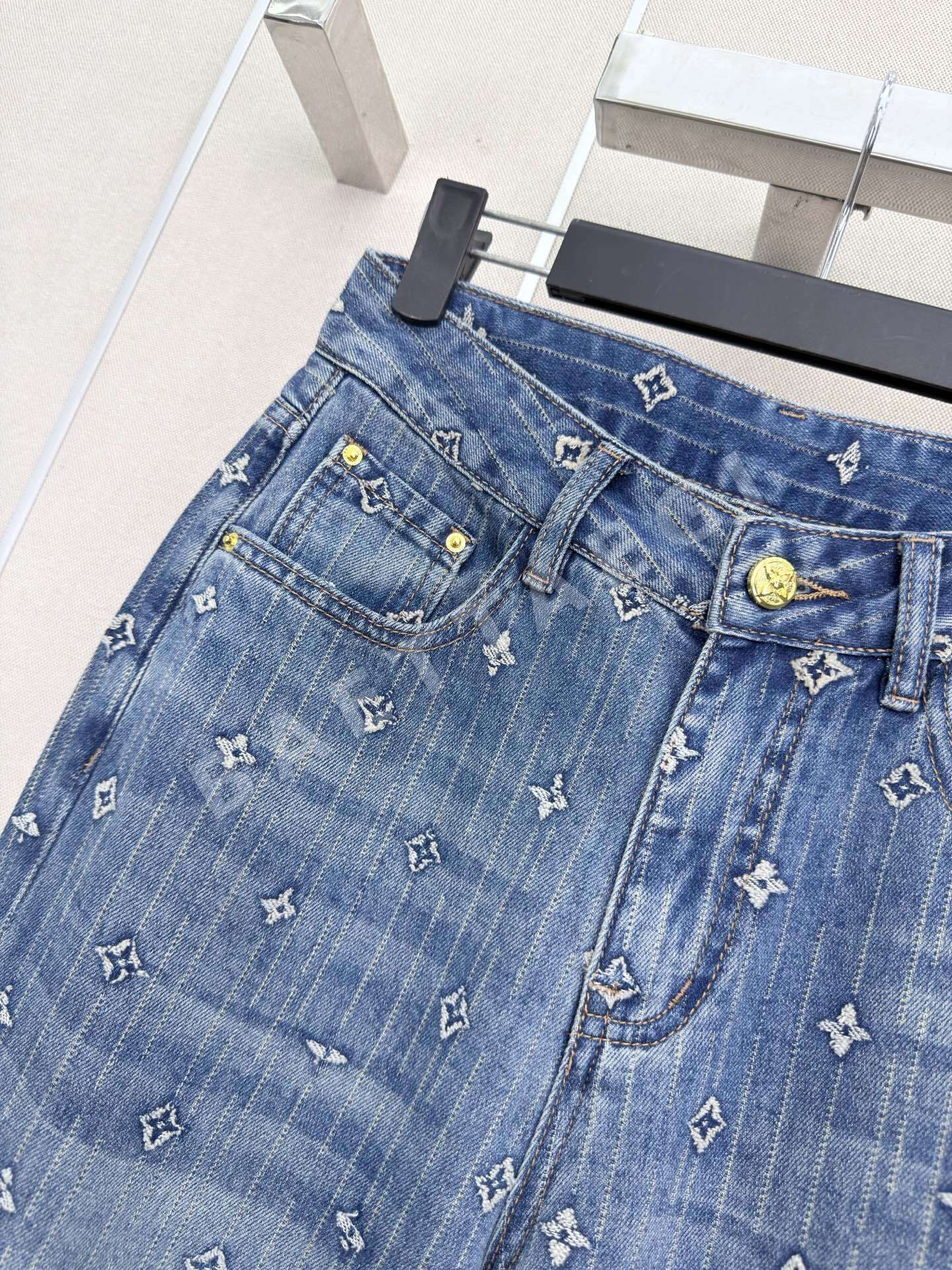 루이비통 LOU* 로고 자카드 스트레이트 레그 진 바지 상세 이미지 5