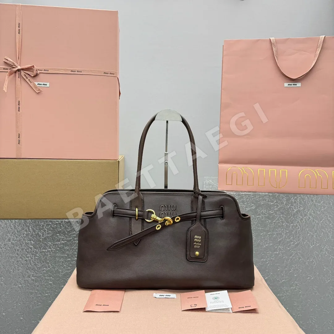 미우미우 미디 사이즈 가죽 핸드백 68496