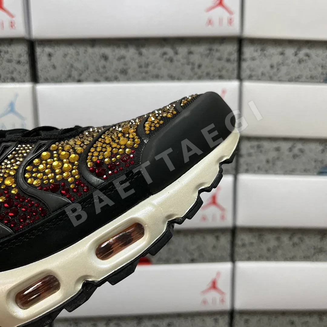 나이키 [DF] 에어 맥스 플러스 블랙 레드 FZ9042-001 201082 Nike Air Max Plus Swarovski Sunset 상세 이미지 9