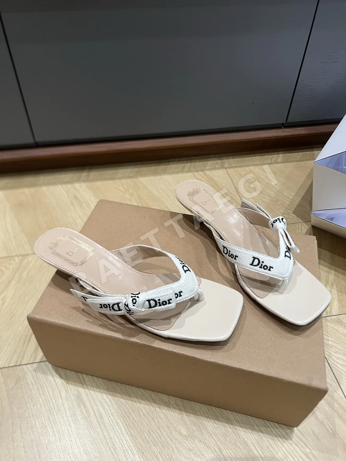 디올 J'A 웨빙 램스킨 샌들 상세 이미지 3