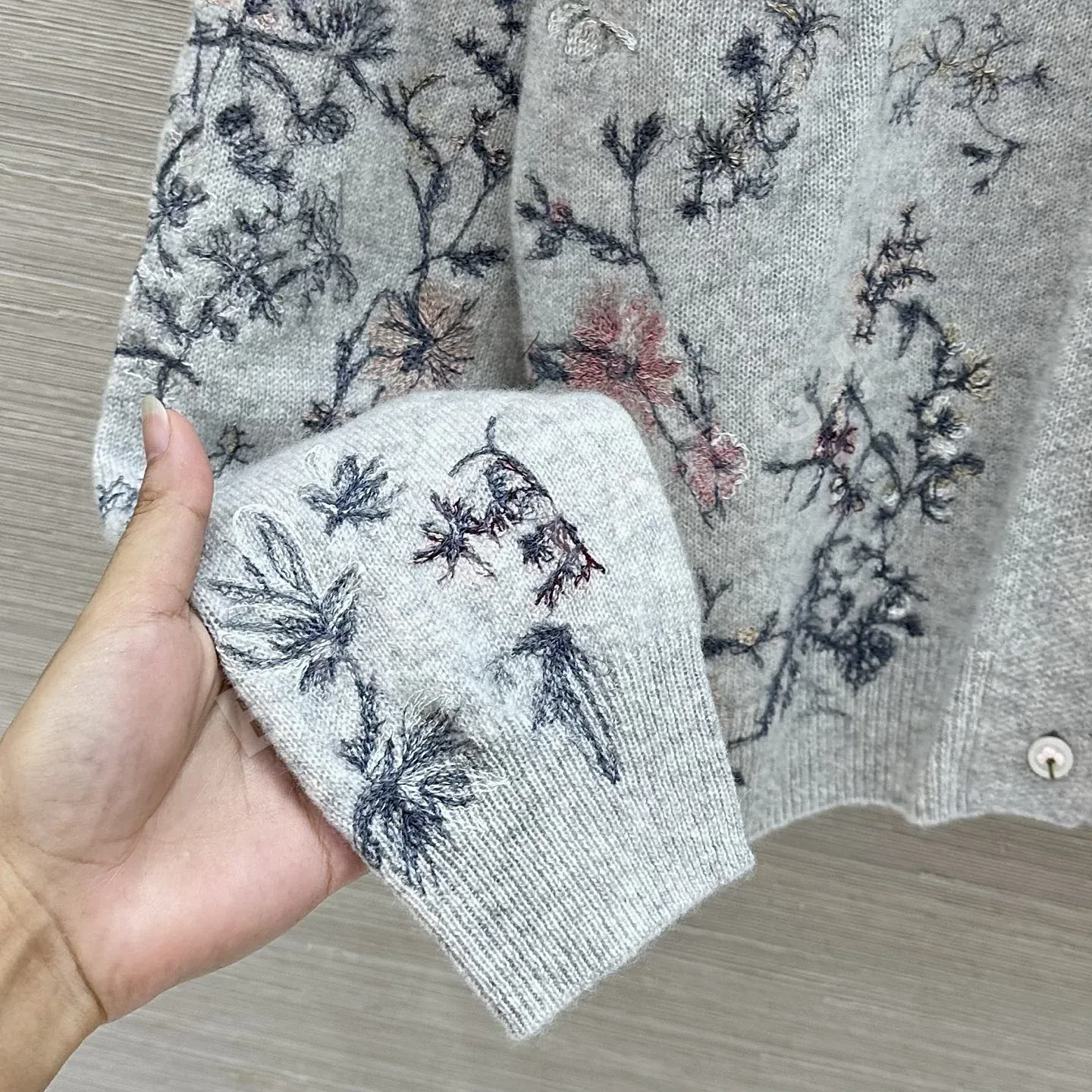 디올 꽃무늬 자수 캐시미어 가디건 상세 이미지 8