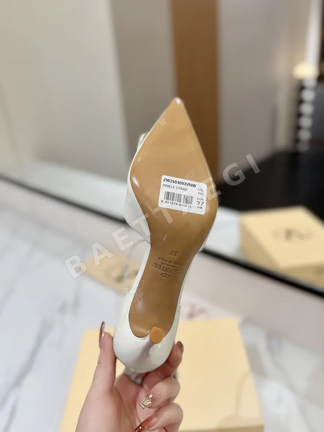 발렌티노 뾰족 앞코 하이힐 샌들 V 버클 샌들 상세 이미지 9