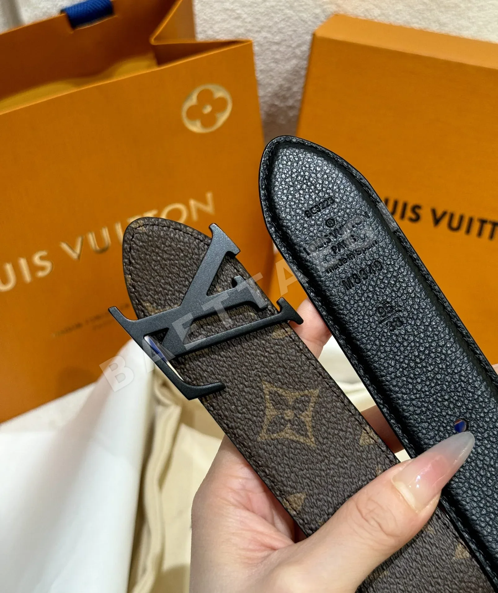 루이비통 LV 아이코닉 로고 양면 소가죽 벨트 상세 이미지 5