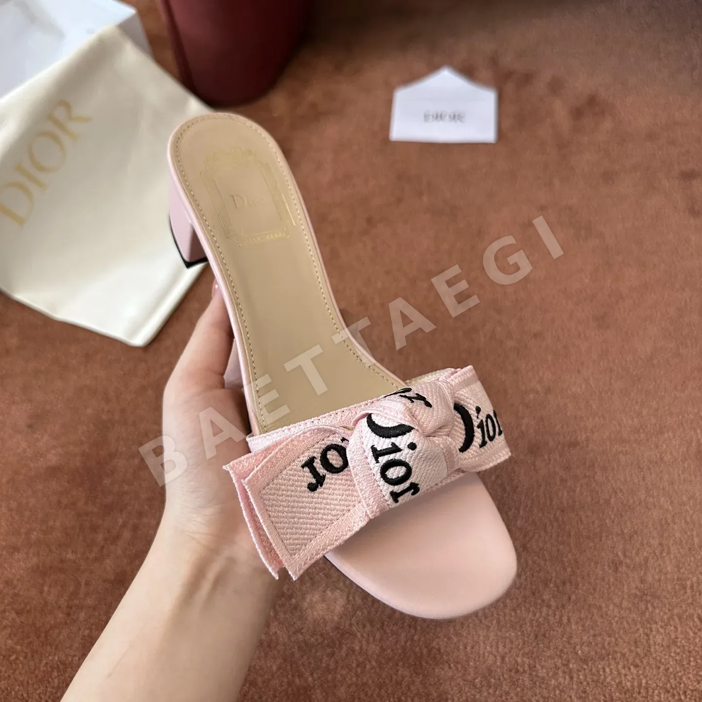 디올 로고 자수 캔버스 플랫 샌들 상세 이미지 3