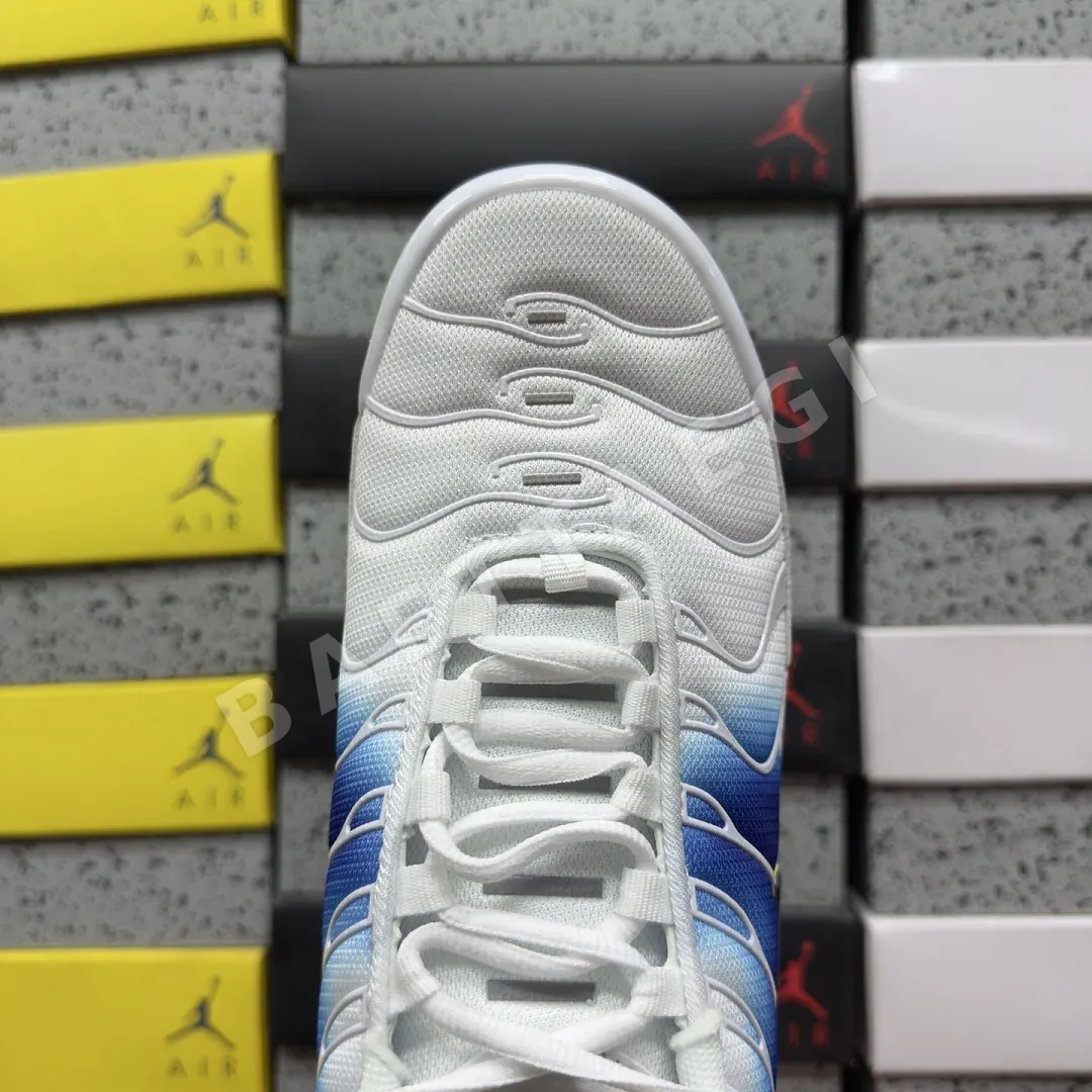 나이키 [BD] 에어 맥스 플러스 DX8962-100 201922 Nike Air Max Plus Spray Paint Swoosh White 상세 이미지 6