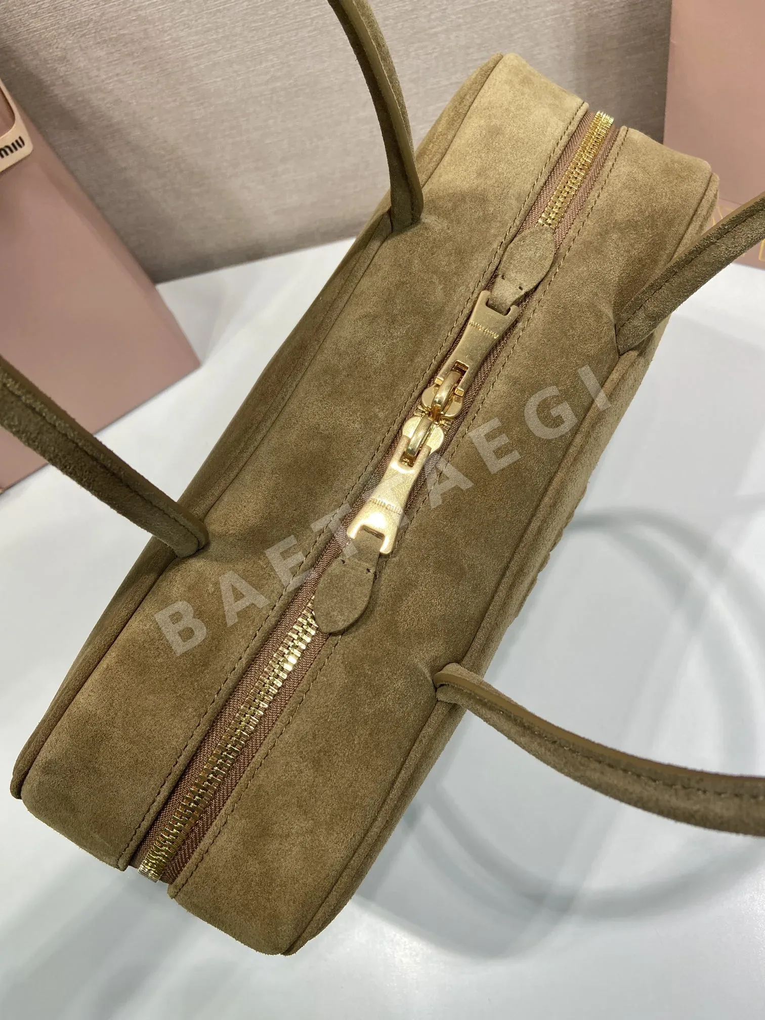 미우미우 스웨이드 라지 볼링백 5BB117 상세 이미지 6