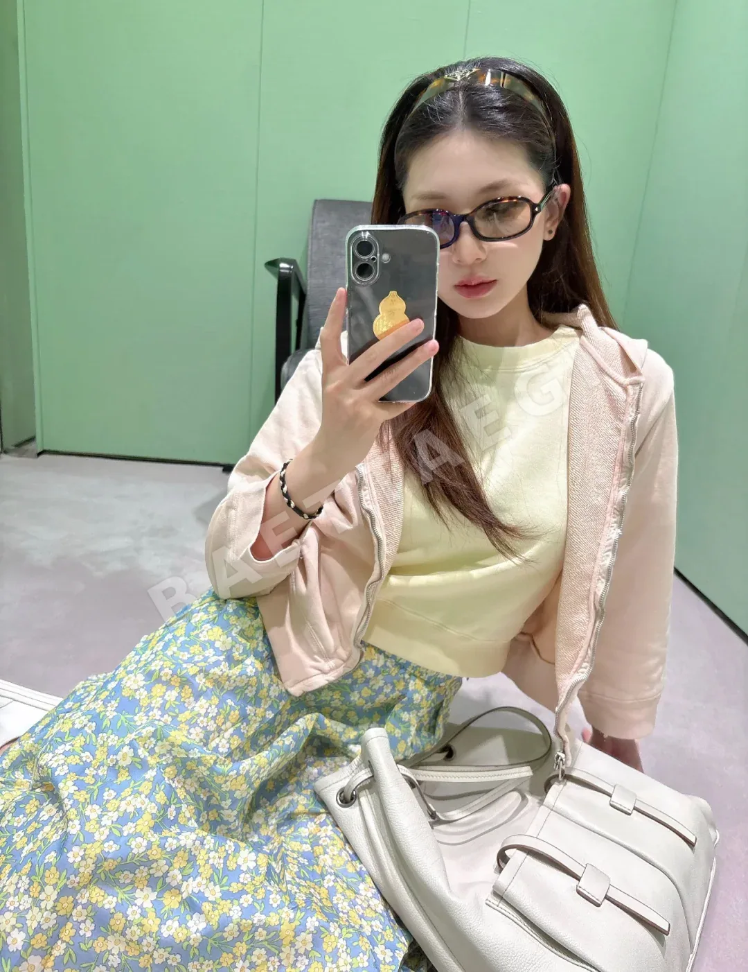 프라다 크림옐로우 자수 로고 여성 반팔 티셔츠 상세 이미지 3