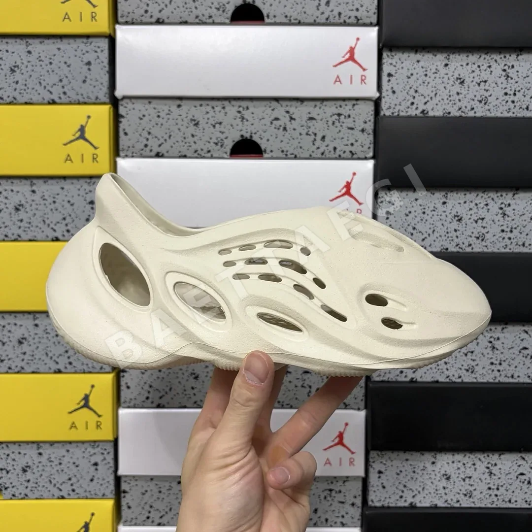 아디다스 [LW] 이지 폼 RNNR FY4567 200645 Adidas Yeezy Foam RNNR Sand 상세 이미지 2