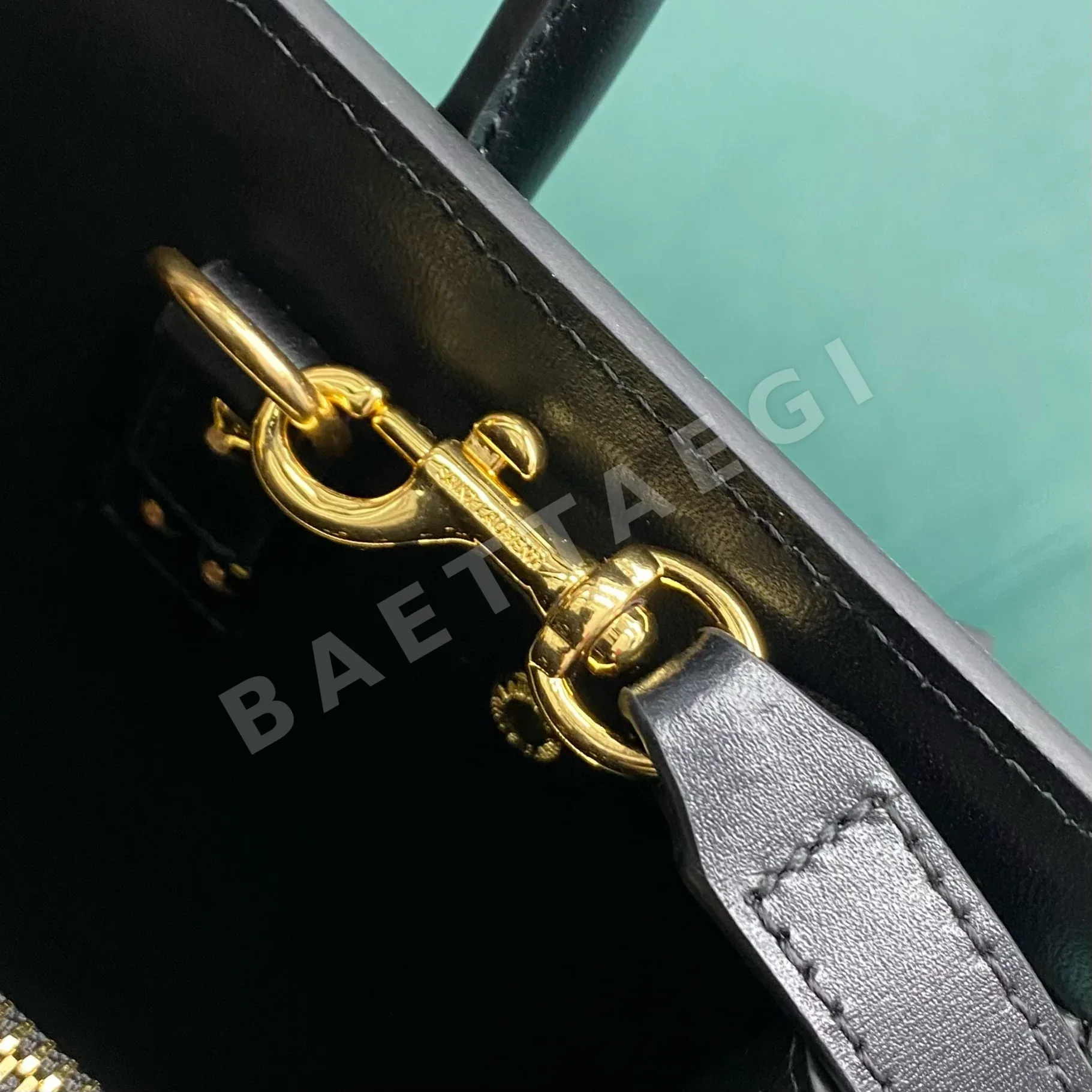 생로랑 텍스처드 Sac De Jour 아코디언 가방 상세 이미지 9