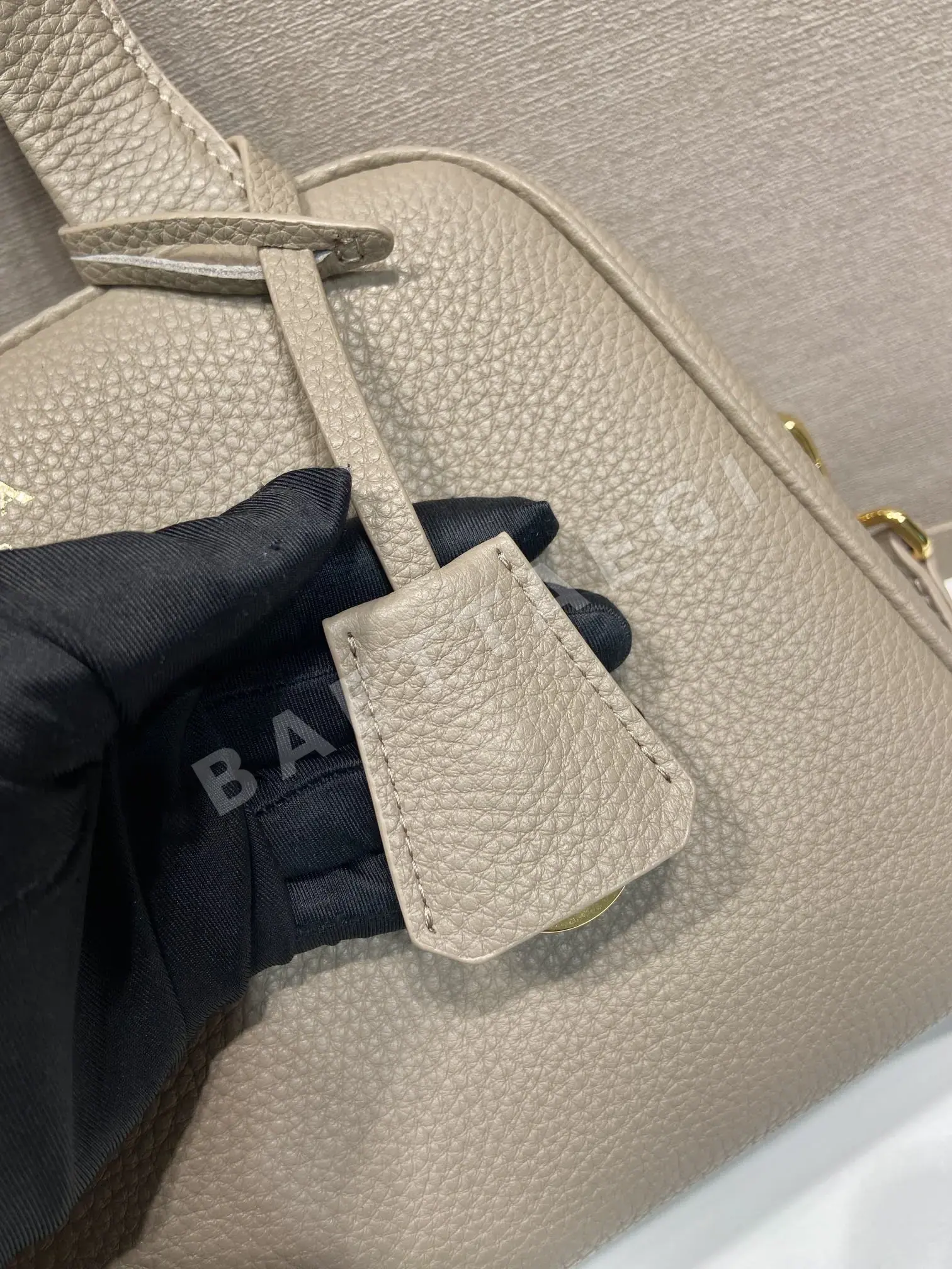 프라다 그레인 가죽 스몰 토트백 1BB149 상세 이미지 7