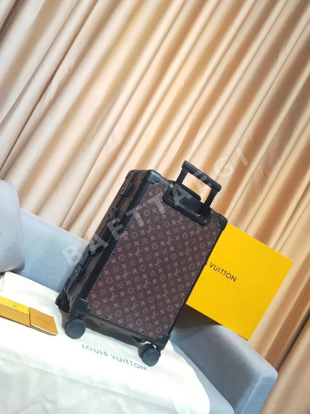 여행가방 루이비통 레트로 꽃무늬 알루미늄 여행가방 상세 이미지 2