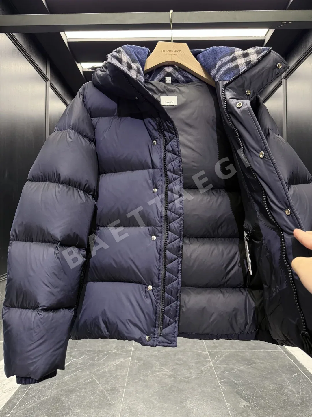 버버리 클래식 울 체크 카라 구스 다운 남성 패딩 상세 이미지 8