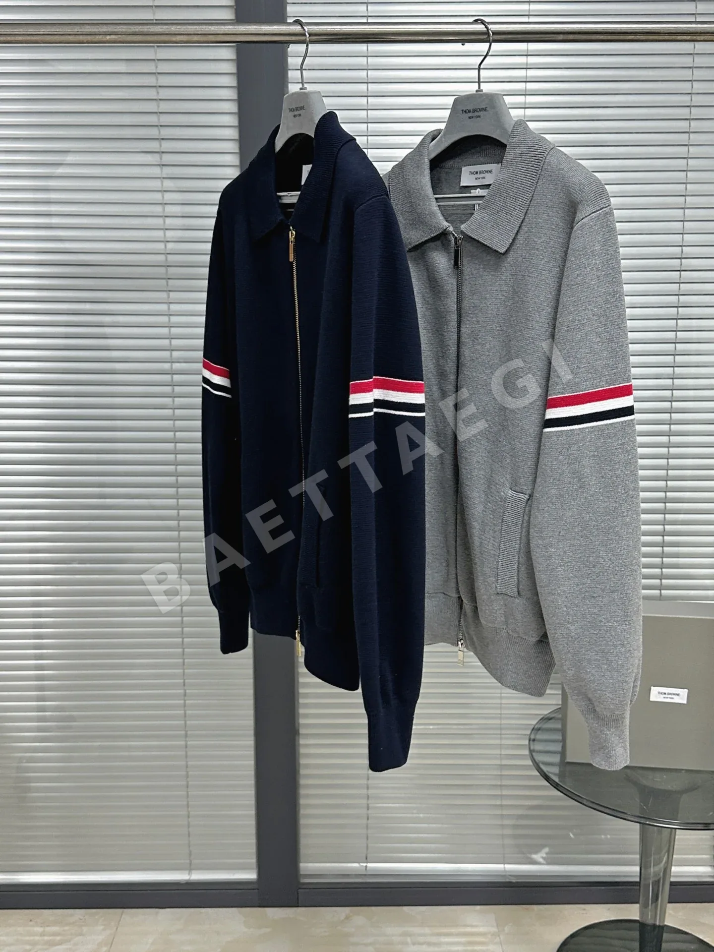 톰브라운 트리컬러 소매 패치 카라 니트 가디건 상세 이미지 4