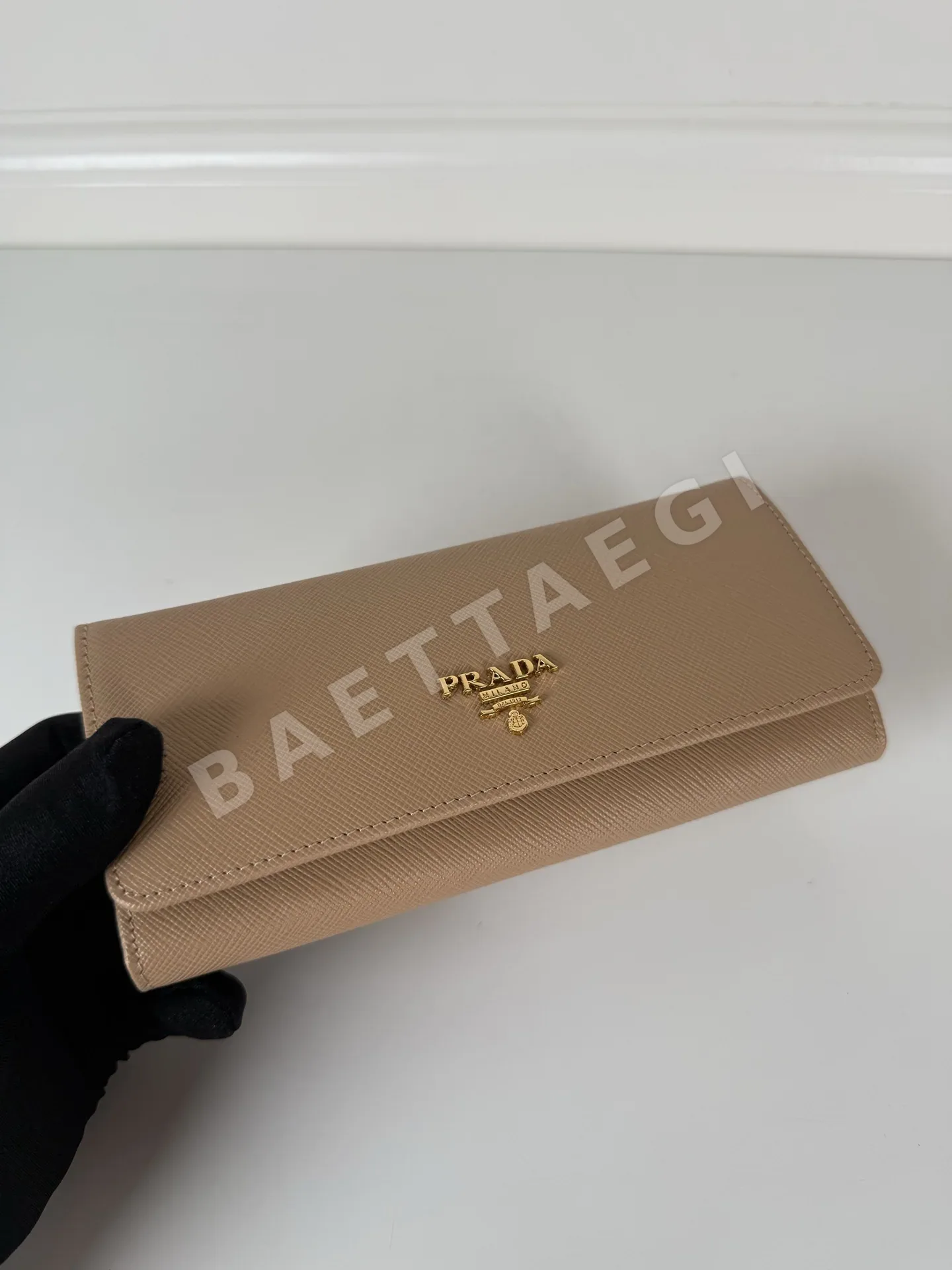 프라다 1MH132 누드 소가죽 여성 플립 지갑 상세 이미지 4