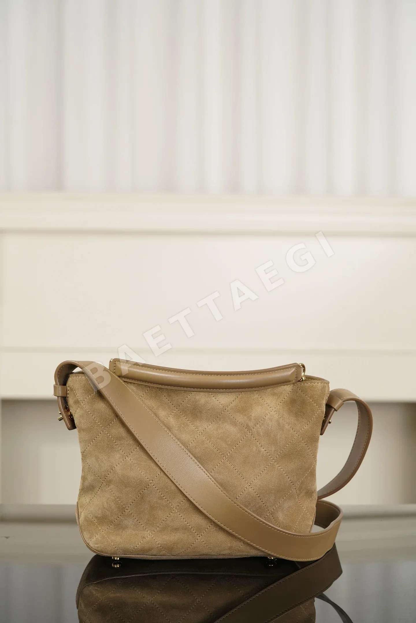 샤넬 케어 스웨이드 와이드 숄더 스트랩 핸드백 상세 이미지 6