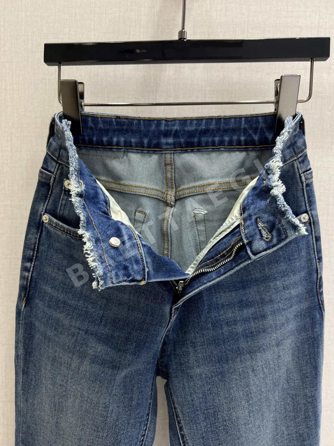 루이비통 자수 로고 플레어 데님 여성 바지 상세 이미지 2