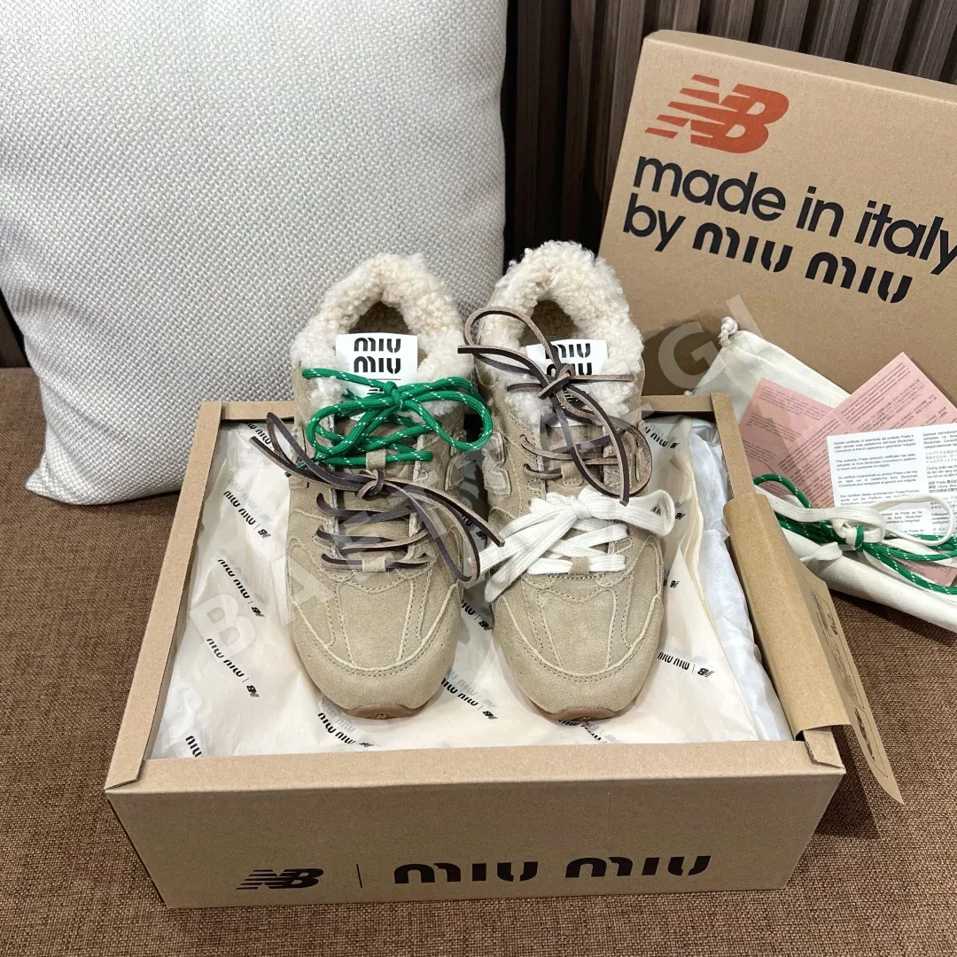 미우미우 보 스니커즈 스웨이드 엠보스 로고 187315