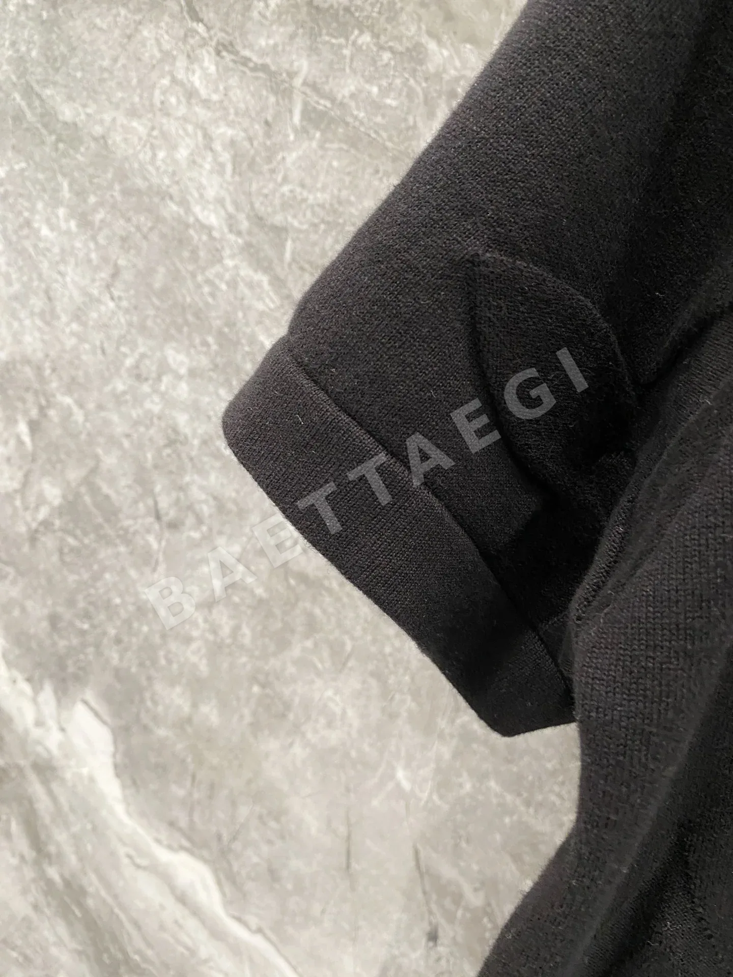 루이비통 엠보스드 자카드 니트 크루넥 반팔 티셔츠 상세 이미지 6