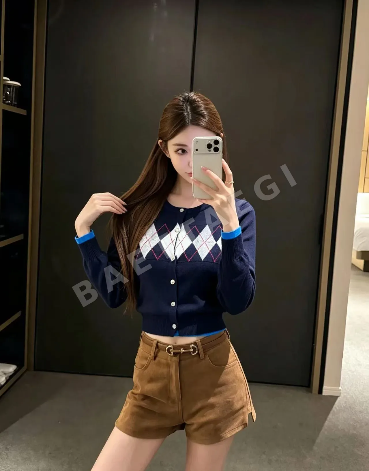 미우미우 아가일 자카드 V넥 니트 가디건 202577