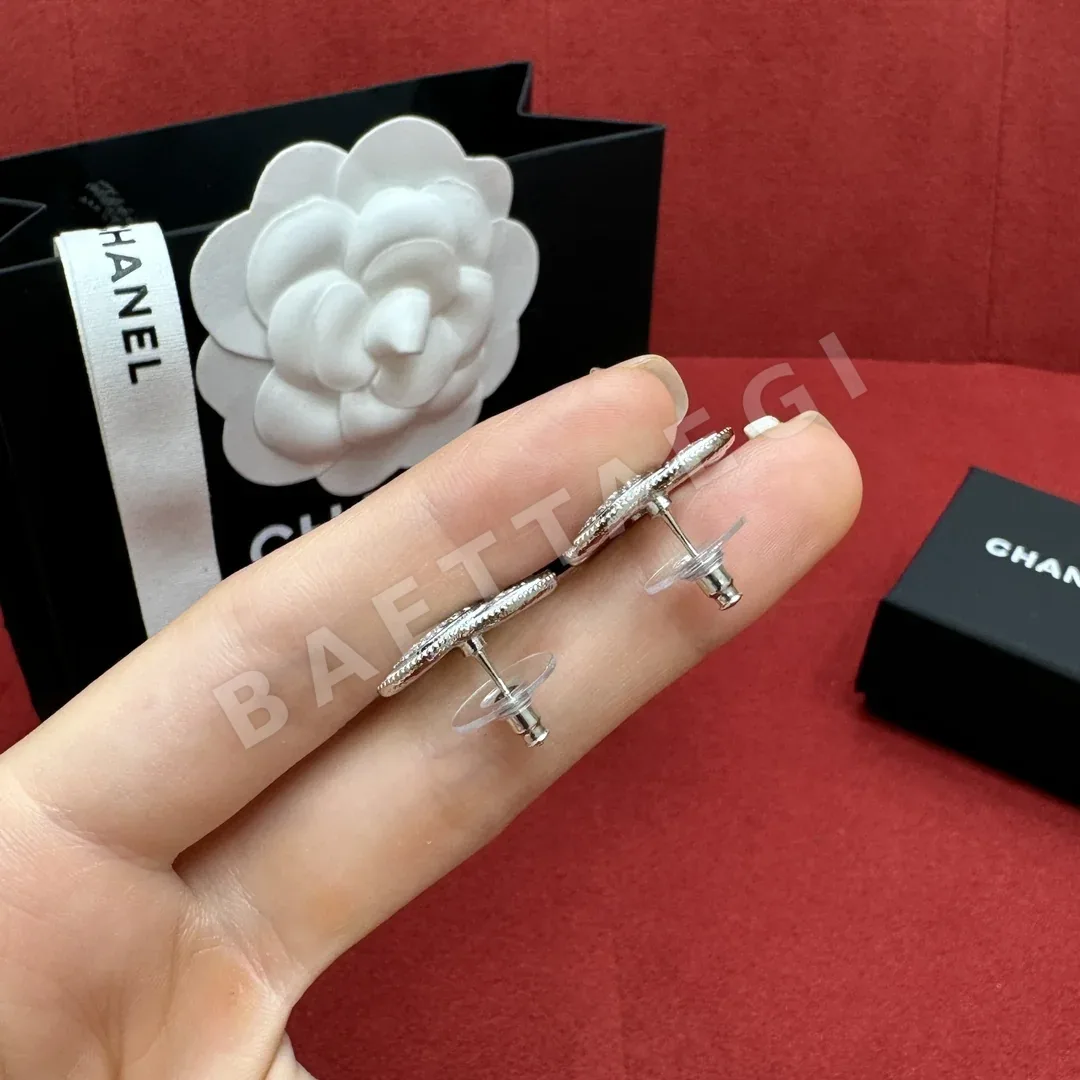 샤넬 화이트 스파클 더블 C 스터드 귀걸이 상세 이미지 2