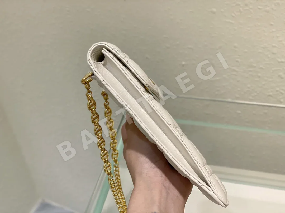디올 카로 체인 폰 가방 상세 이미지 3
