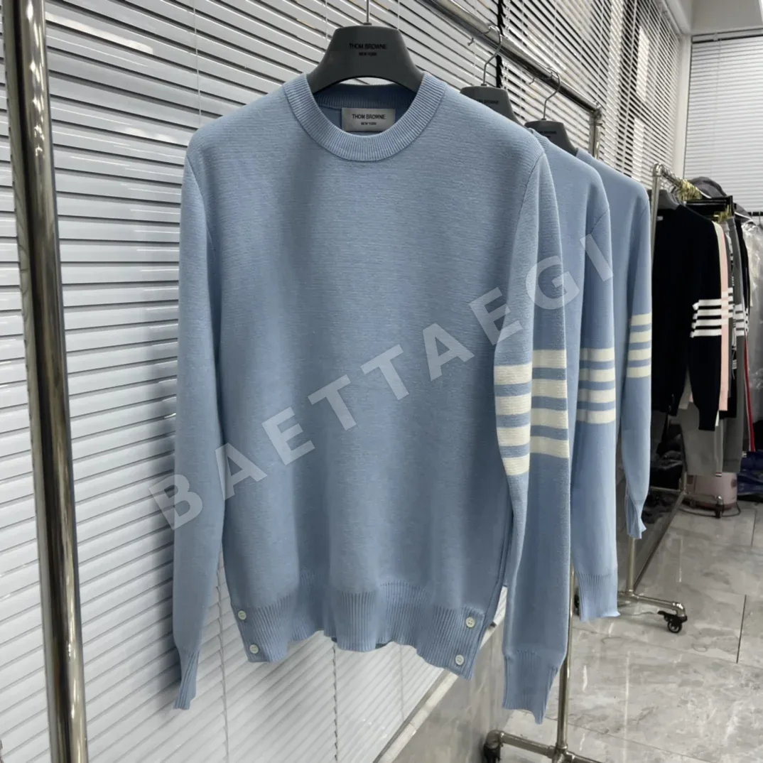 톰브라운 버튼 장식 크루넥 면 니트 상세 이미지 5