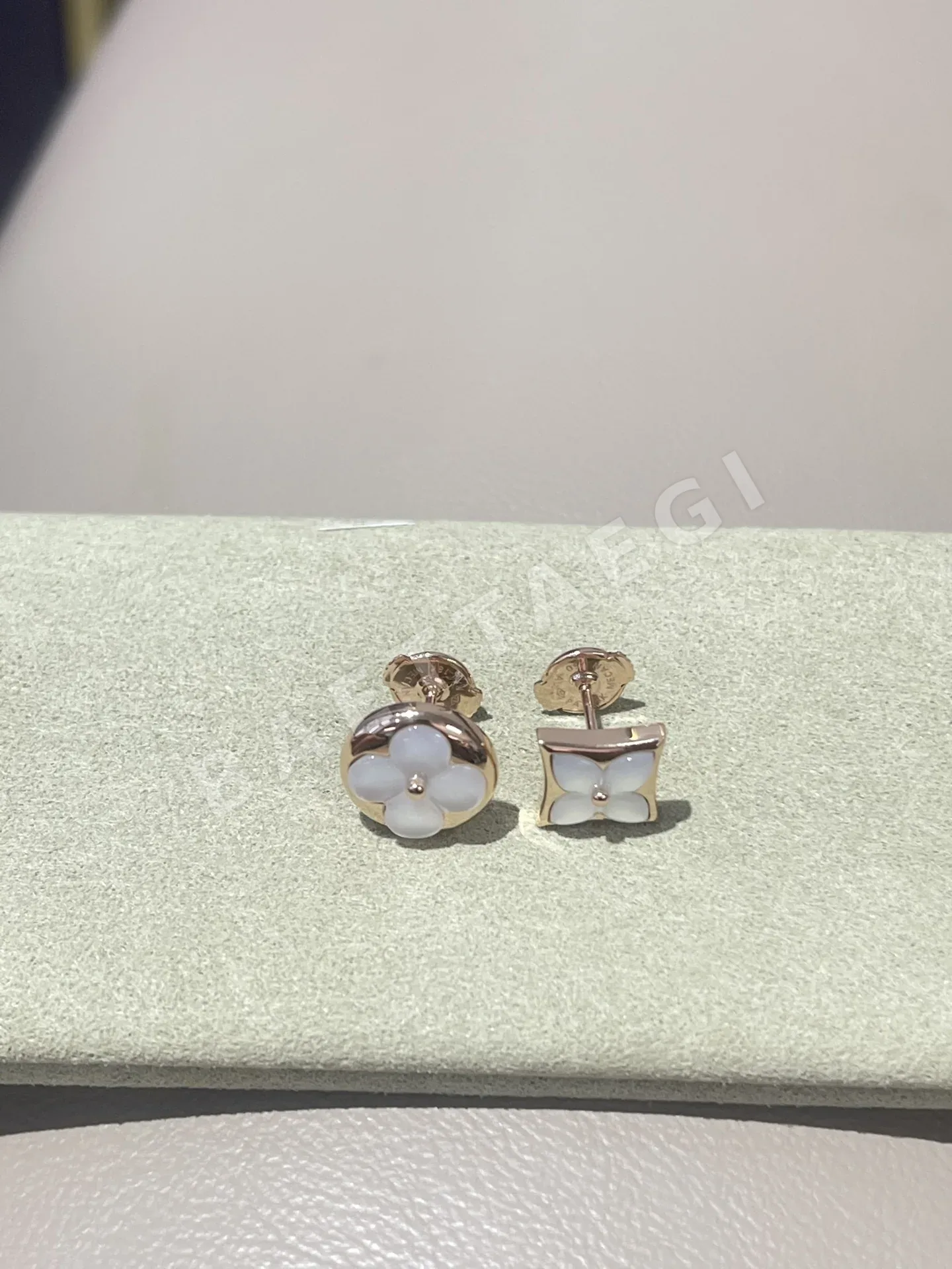 루이비통 18K 골드 화이트 셸 귀걸이 상세 이미지 4