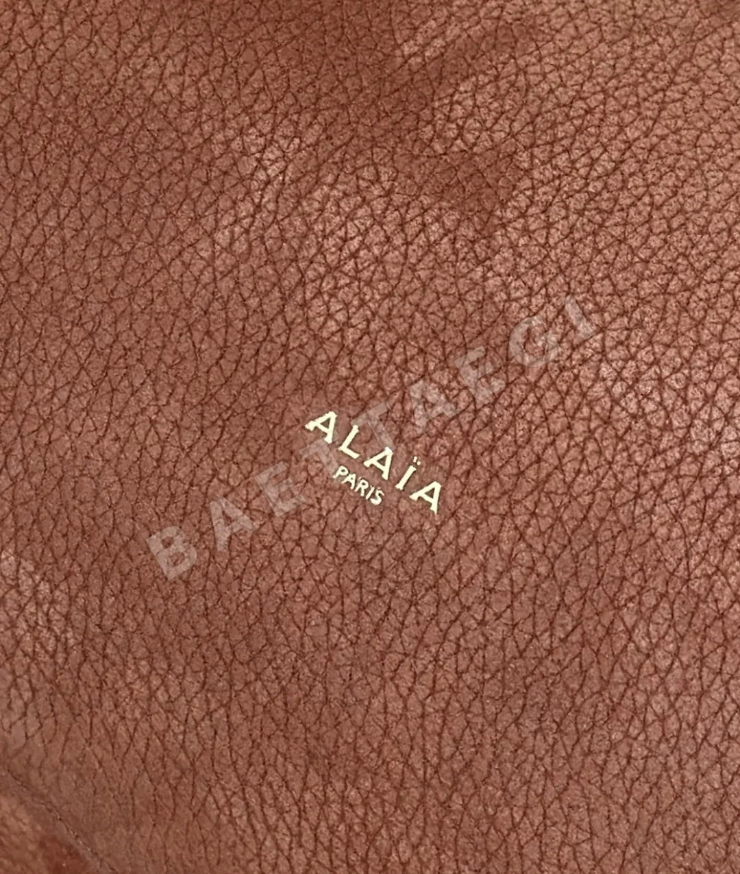 알라이아 스웨이드 가로형 클립 가방 상세 이미지 5