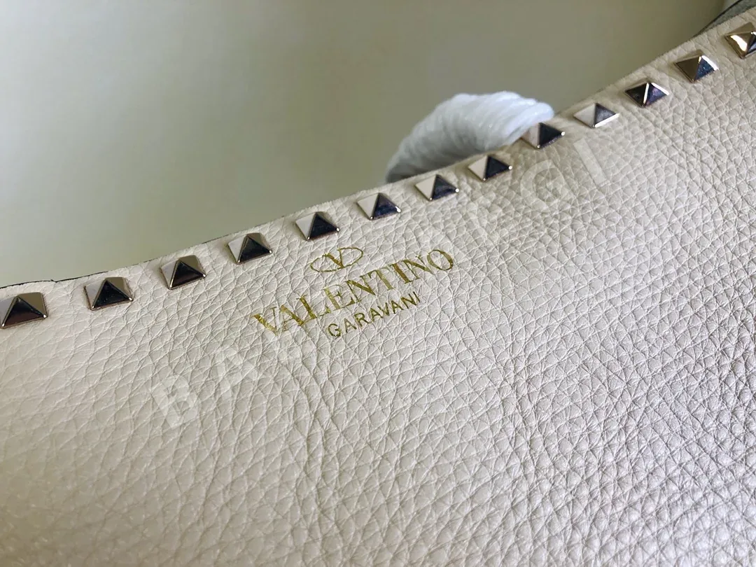 발렌티노 가라바니 락스터드 카프스킨 토트백 상세 이미지 4