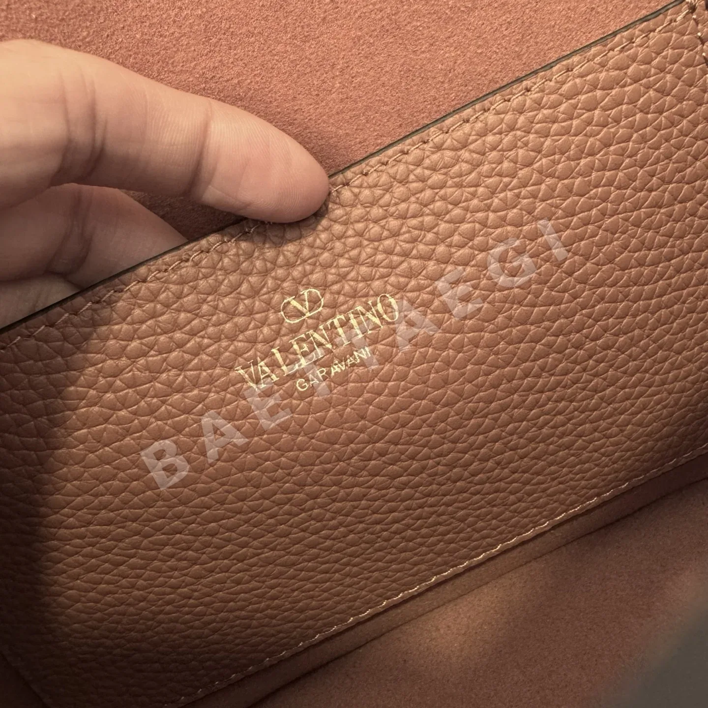 발렌티노 올타임 V로고 카프스킨 크로스백 상세 이미지 5