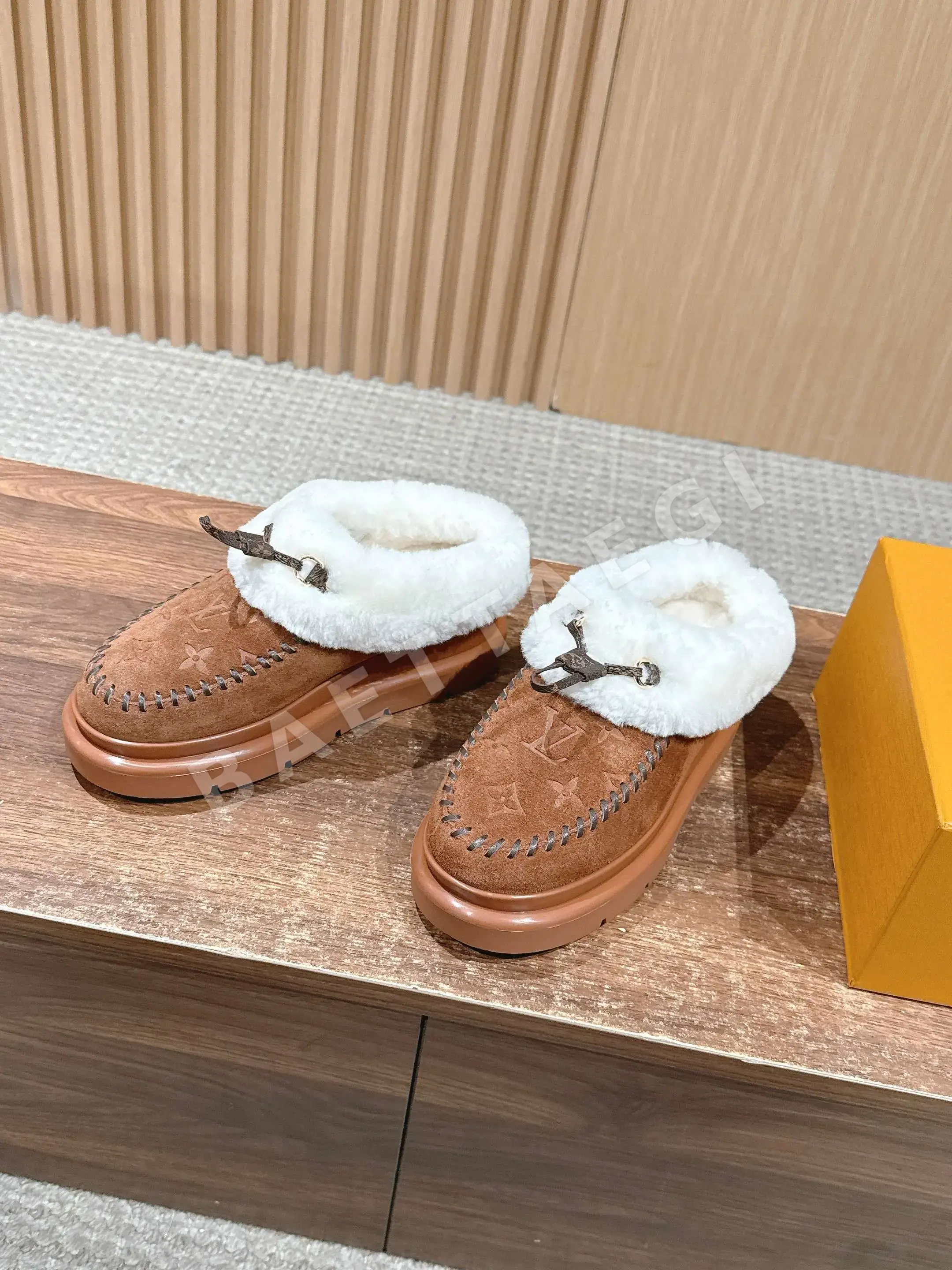 루이비통 모노그램 엠보싱 스웨이드 로퍼 상세 이미지 2