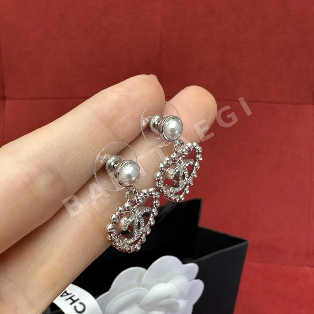 샤넬 진주 투각 하트 더블 C 귀걸이 상세 이미지 3