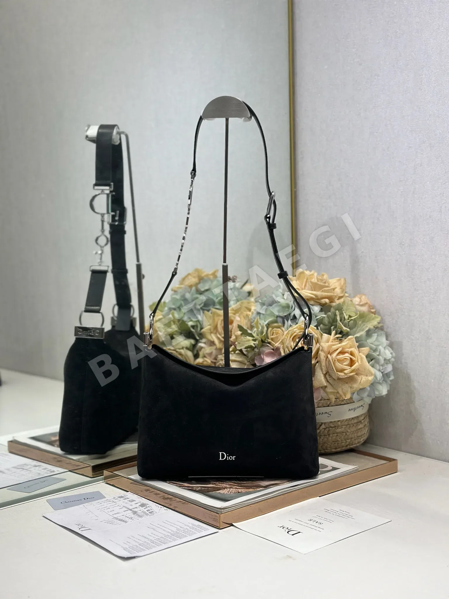 디올 스몰 호보 가방 블랙 스웨이드 196718