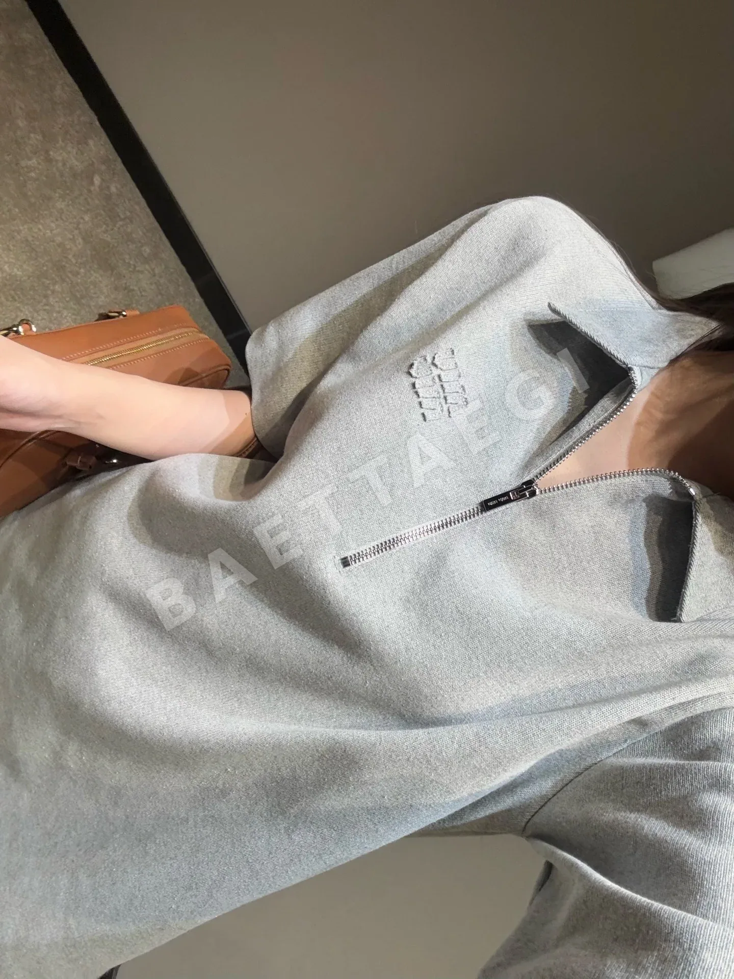 미우미우 그레이 엠보 로고 반팔 폴로셔츠 상세 이미지 5