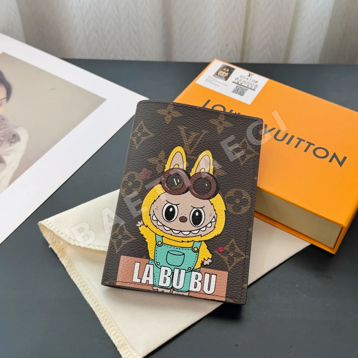 루이비통 다미에 그라피트 LV 러브부 패스포트 홀더 지갑 상세 이미지 6