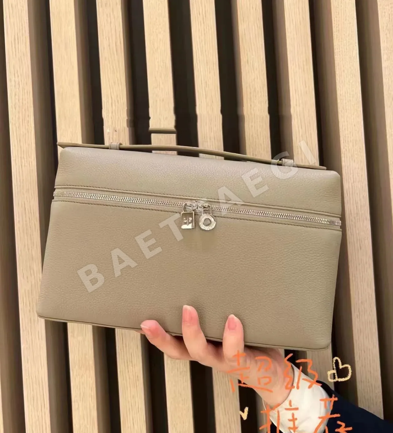 로로피아나 펄 그레이 엑스트라 포켓 라지 핸드백 128799