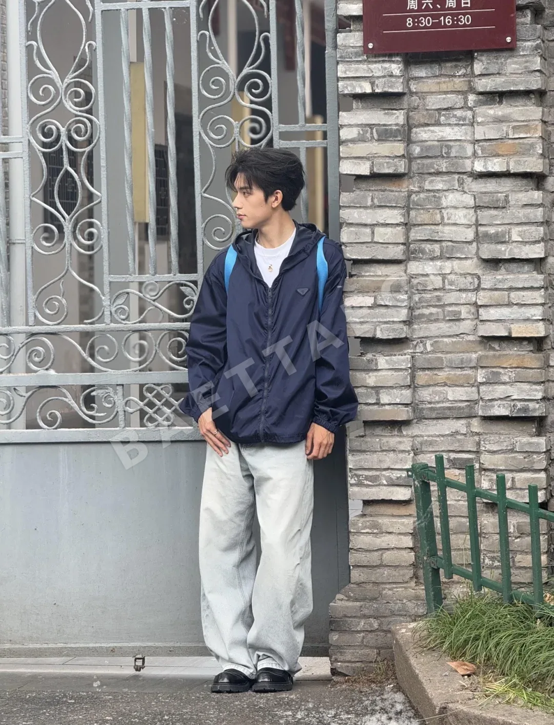 프라다 트라이앵글 로고 네이비 나일론 후드 자켓 상세 이미지 3