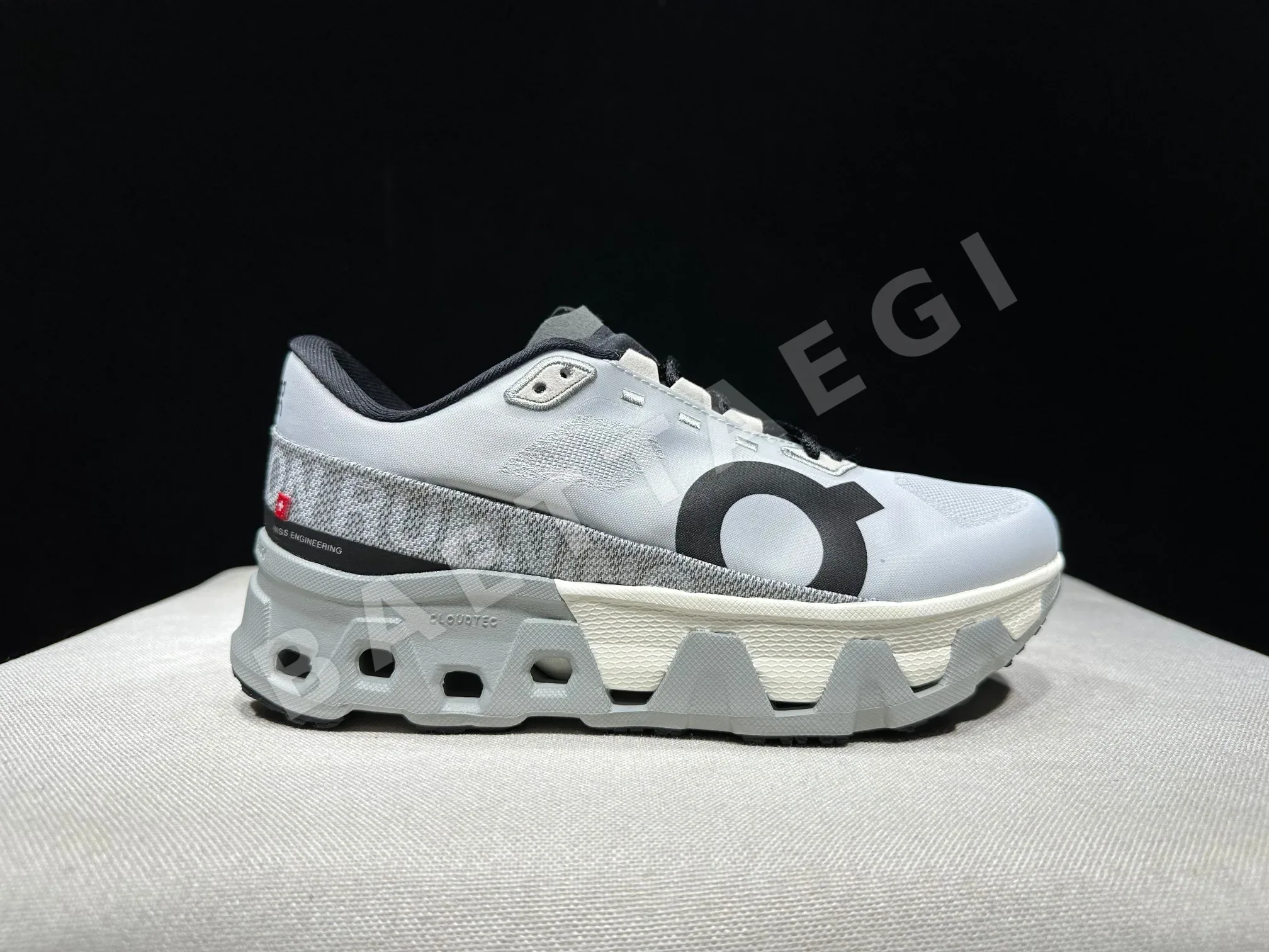 ON Cloudmonster 로우컷 경량 쿠션 러닝화 102768