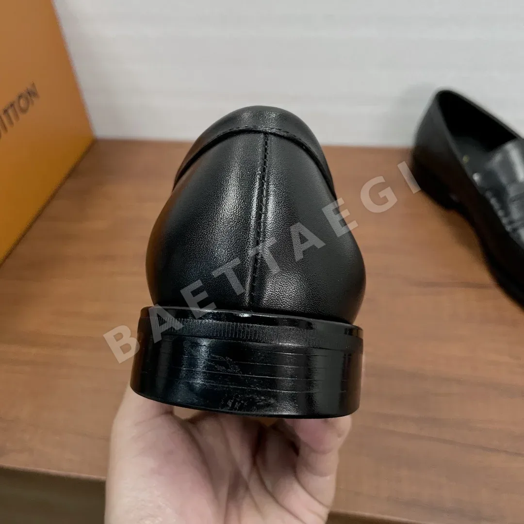 루이비통 메이저 로퍼 남성 카프스킨 LV 모노그램 스트랩 상세 이미지 5