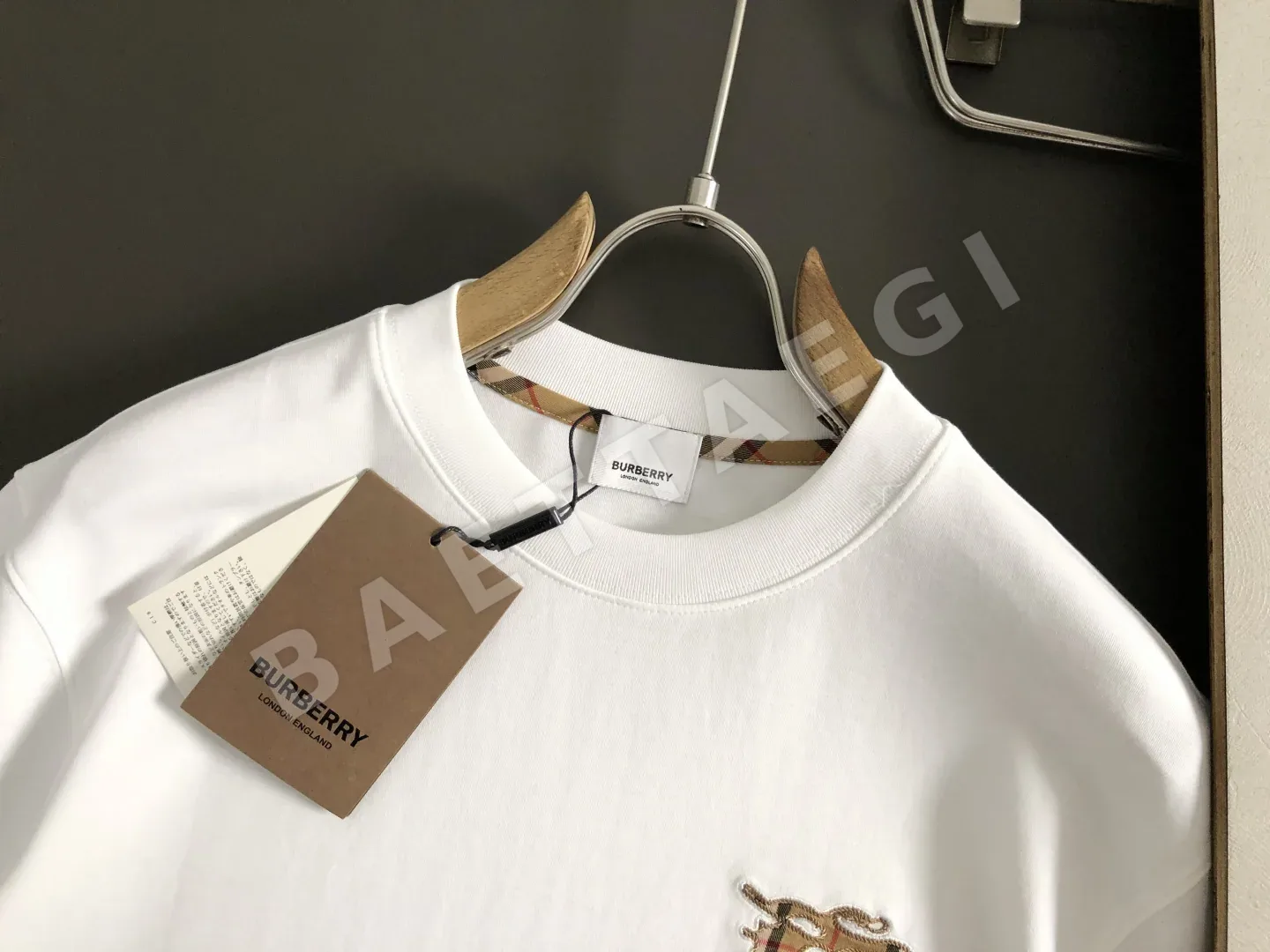 버버리 체크 자수 남성 반팔 티셔츠 상세 이미지 4