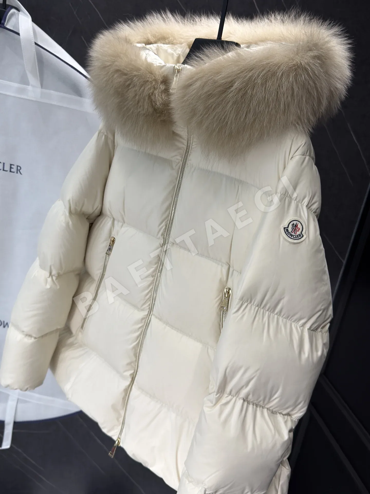 몽클레르 여성 화이트 덕다운 패딩 상세 이미지 4